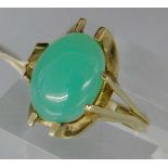 RING, 585/000 Gelbgold mit Chrysopras. Brutto ca. 5,6g A RING, 585/000 yellow gold set with