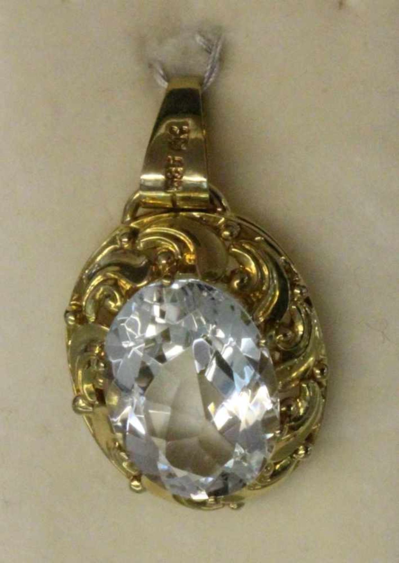 ANHÄNGER, 585/000 Gelbgold mit Aquamarin. Brutto ca. 8,3g A PENDANT 585/000 yellow gold set with