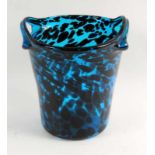 MURANO VASE Blaues Glas mit bräunlichen Einschmelzungen. Im Boden Abriss. H.25cm A MURANO GLAS