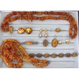 LOT VON 11 TEILEN BERNSTEINSCHMUCK A LOT OF 11 AMBER JEWELLERY ITEMS