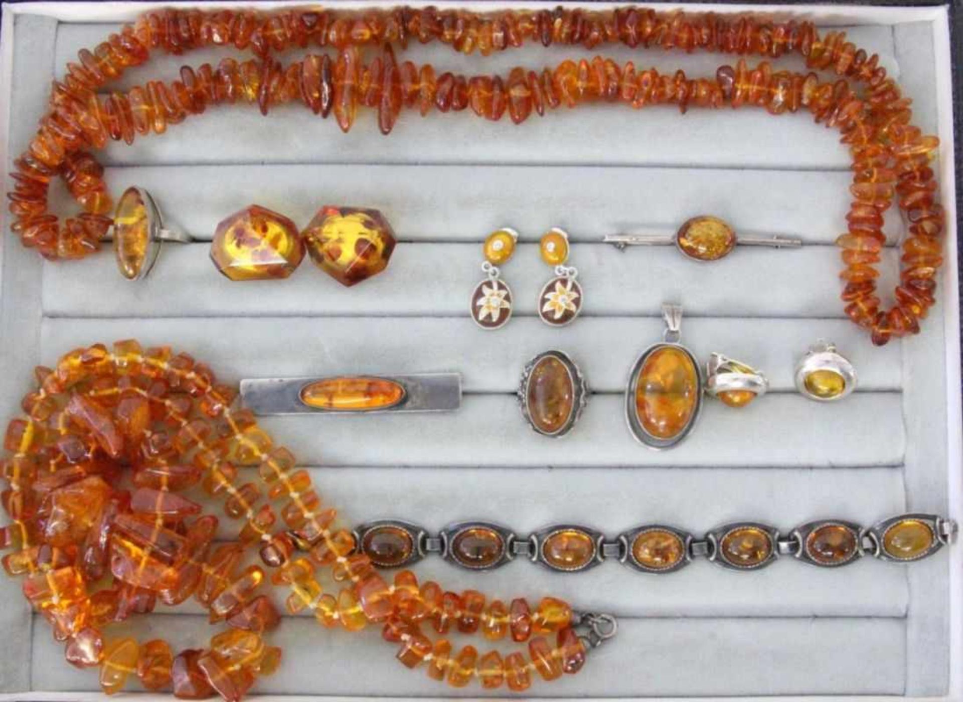 LOT VON 11 TEILEN BERNSTEINSCHMUCK A LOT OF 11 AMBER JEWELLERY ITEMS