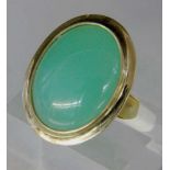 RING, 585/000 Gelbgold mit Chrysopras. Brutto ca. 8g A RING, 585/000 yellow gold set with