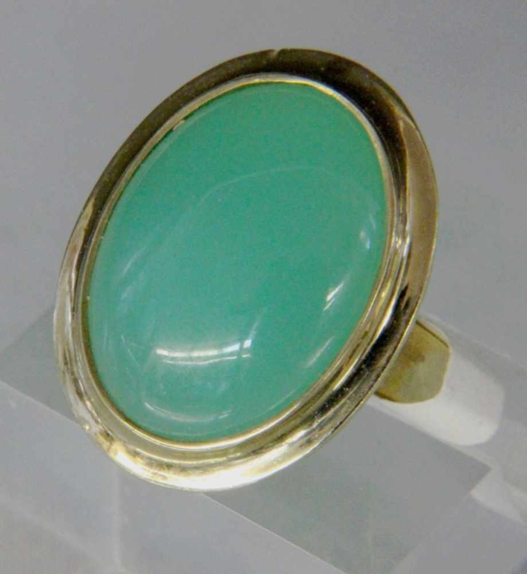 RING, 585/000 Gelbgold mit Chrysopras. Brutto ca. 8g A RING, 585/000 yellow gold set with