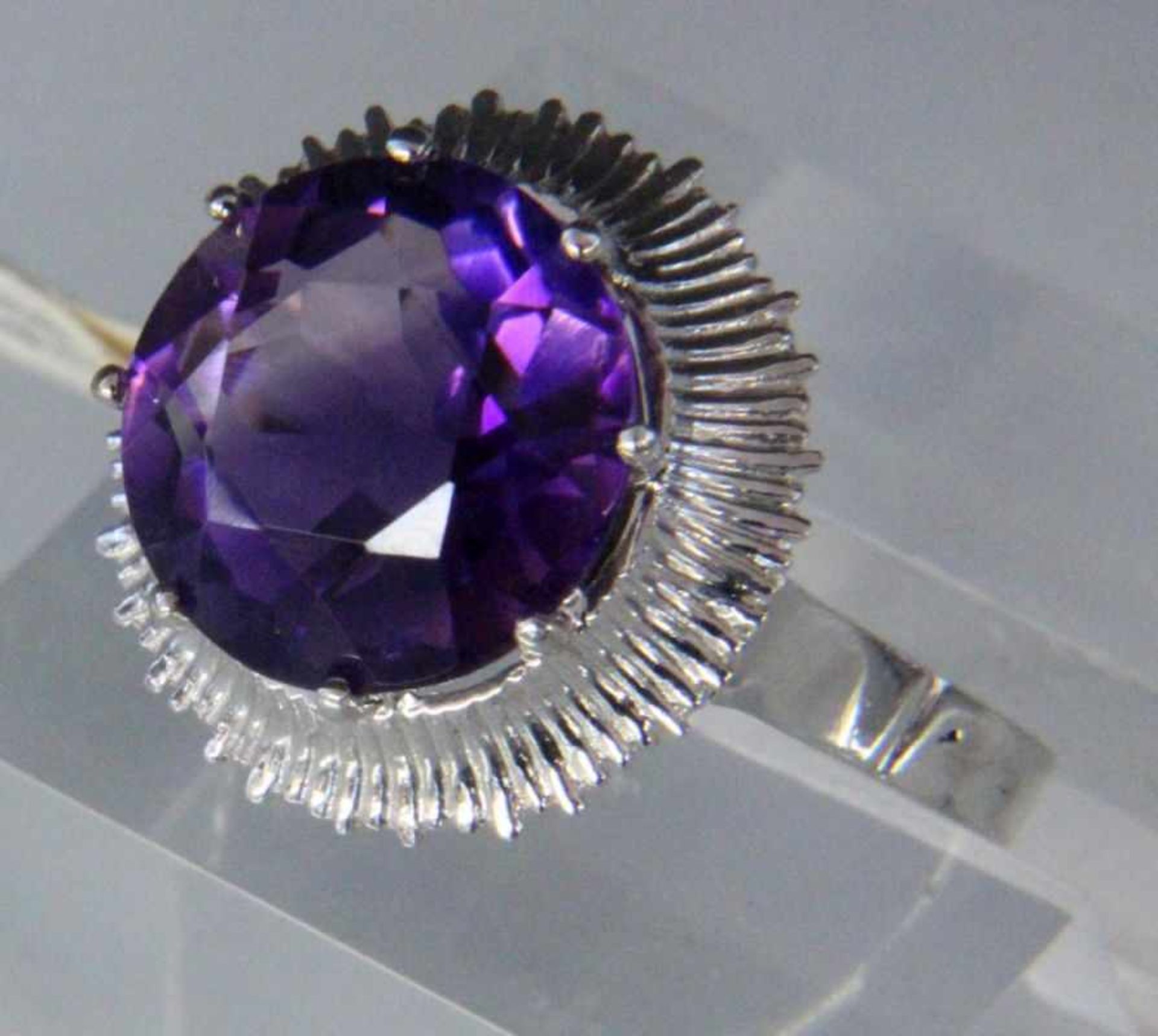 RING, 585/000 Weißgold mit Amethyst. Brutto ca. 5,8g A RING, 585/000 white gold set with amethyst