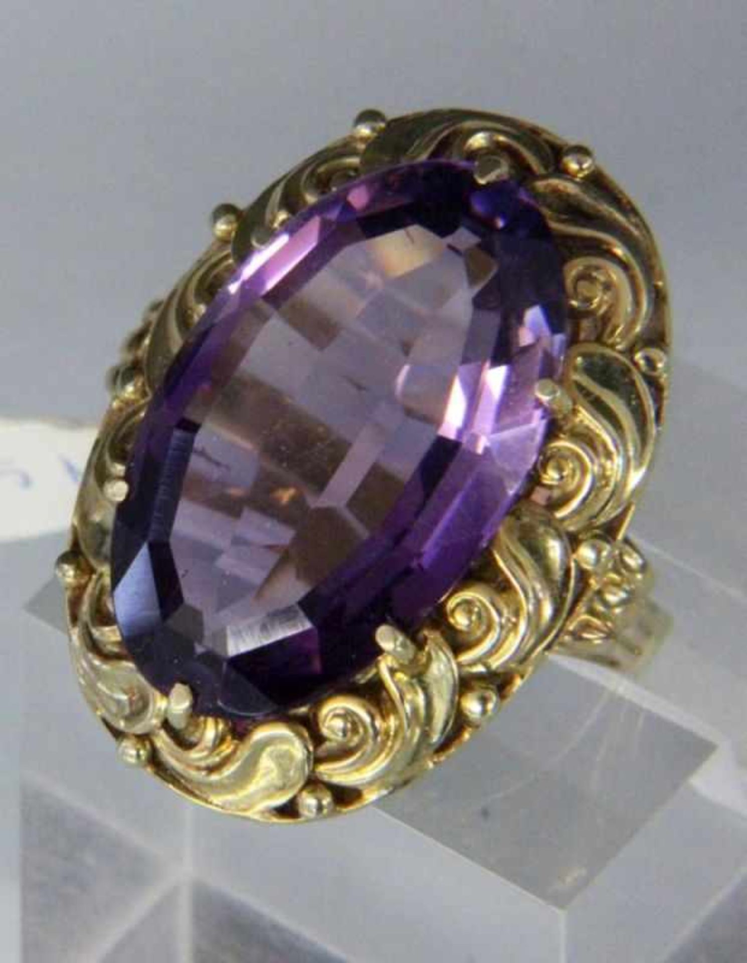 RING, 585/000 Gelbgold mit Amethyst. Brutto ca. 10,6g A RING, 585/000 yellow gold set with amethyst