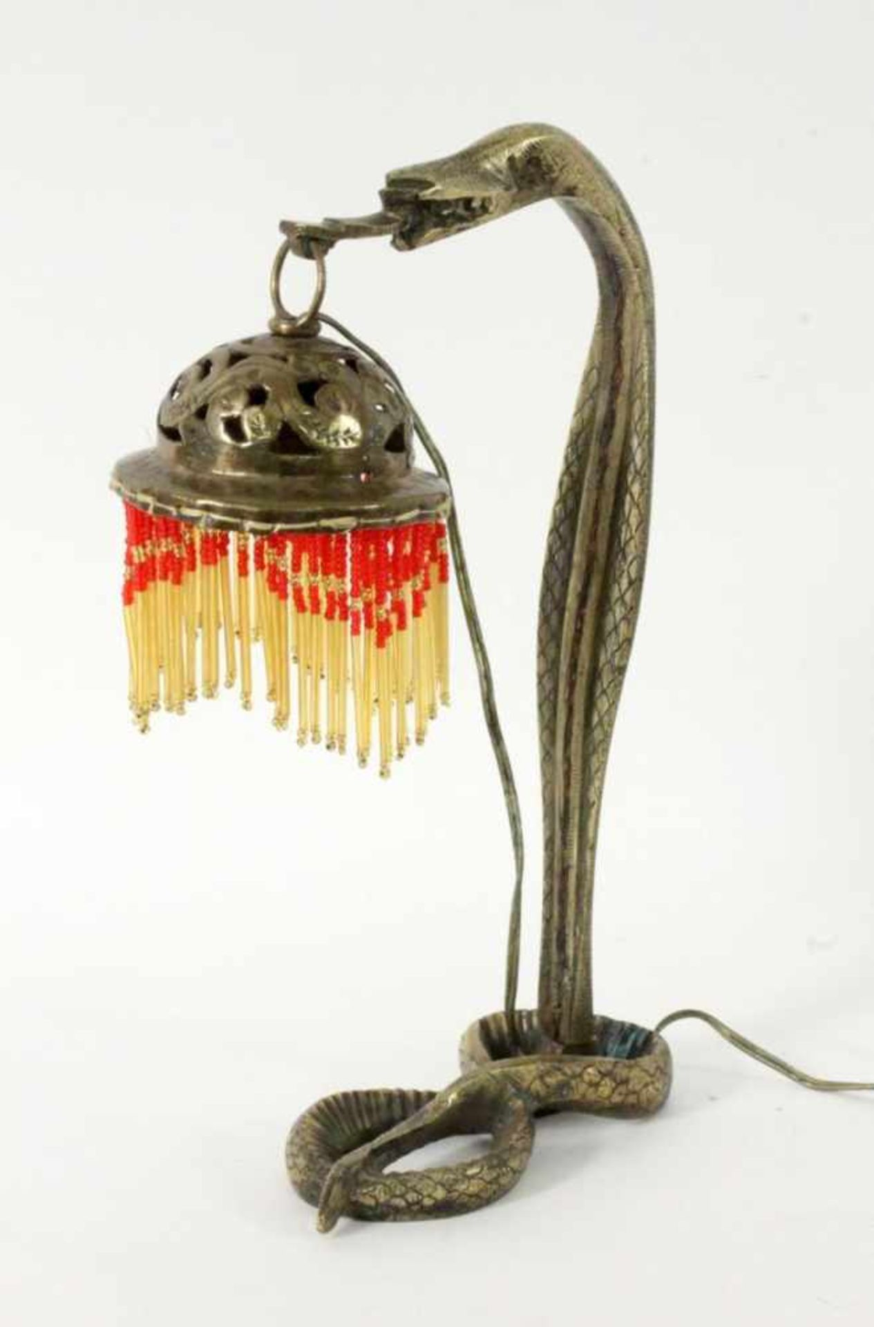 TISCHLAMPE IN SCHLANGENFORM Messing mit farbigem Glasbehang. H.31cm A SNAKE-SHAPED TABLE LAMP