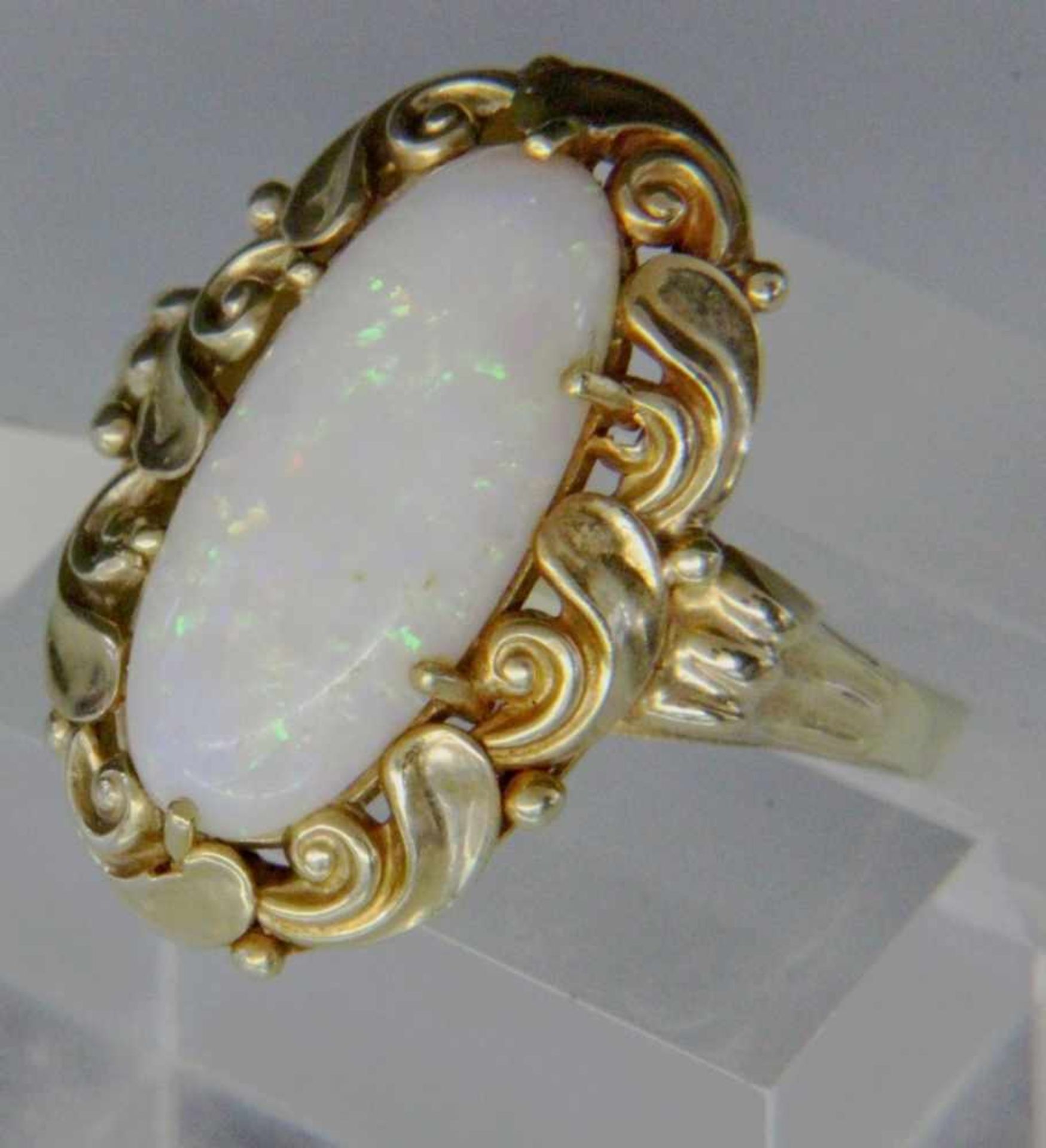 RING, 585/000 Gelbgold mit Opal. Brutto ca. 5,2g A RING, 585/000 yellow gold set with opal