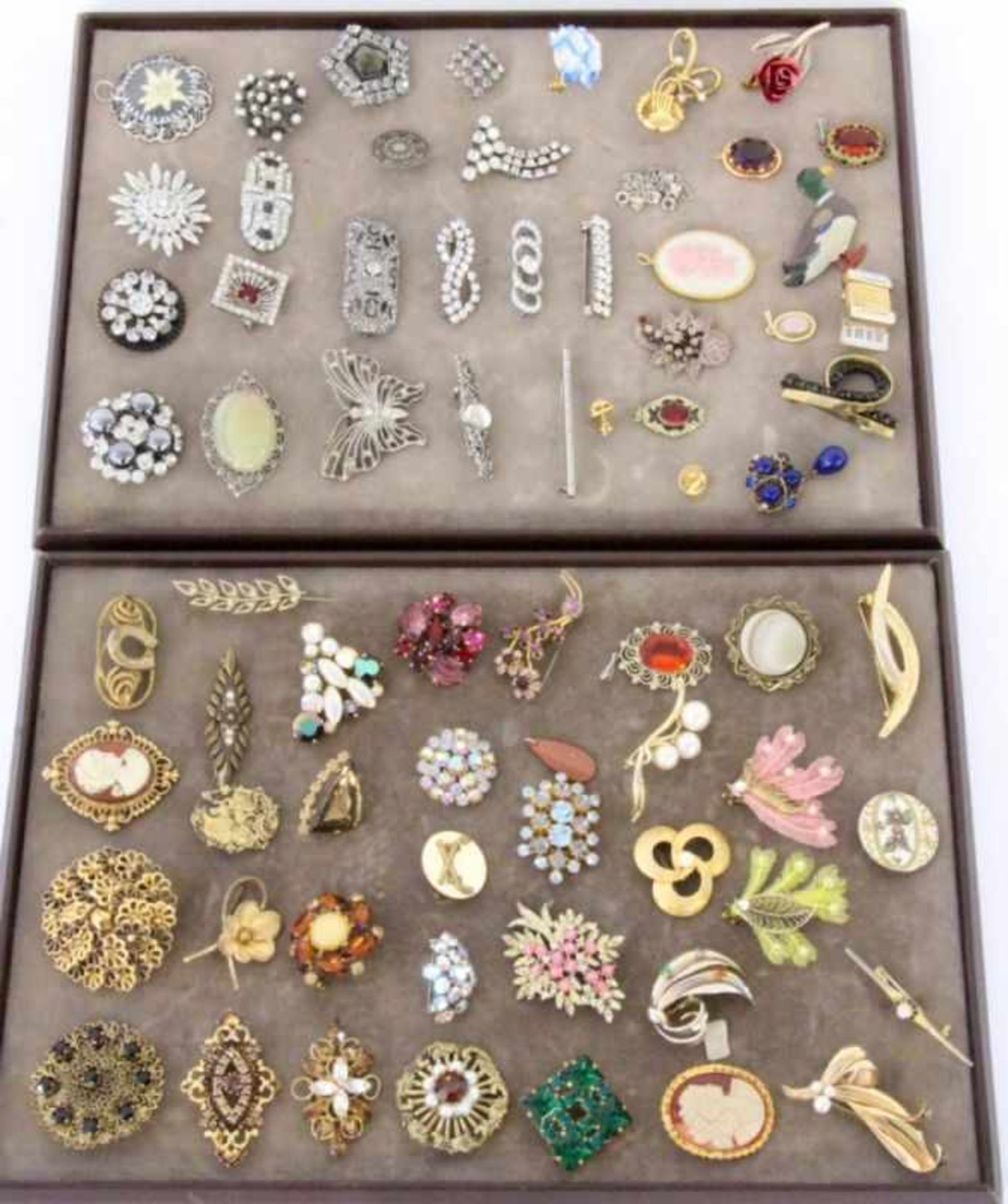 LOT VON CA. 70 TEILEN MODESCHMUCK A LOT OF APPROX. 70 FASHION JEWELLERY ITEMS