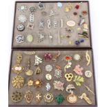 LOT VON CA. 70 TEILEN MODESCHMUCK A LOT OF APPROX. 70 FASHION JEWELLERY ITEMS