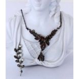 COLLIER UND BROSCHE Silber mit Perlen A NECKLACE AND BROOCH Silver with pearls