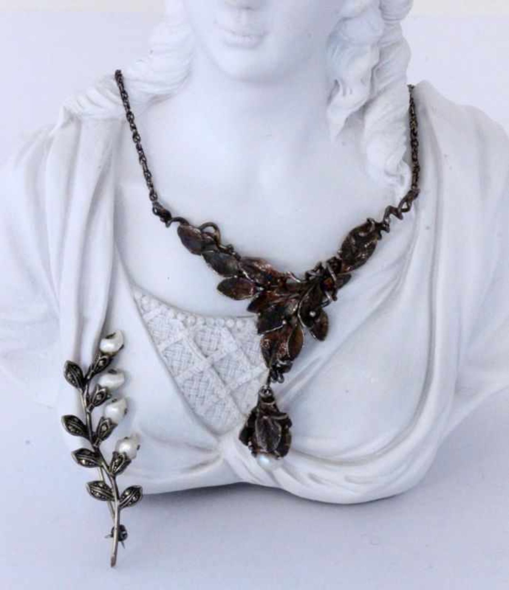 COLLIER UND BROSCHE Silber mit Perlen A NECKLACE AND BROOCH Silver with pearls