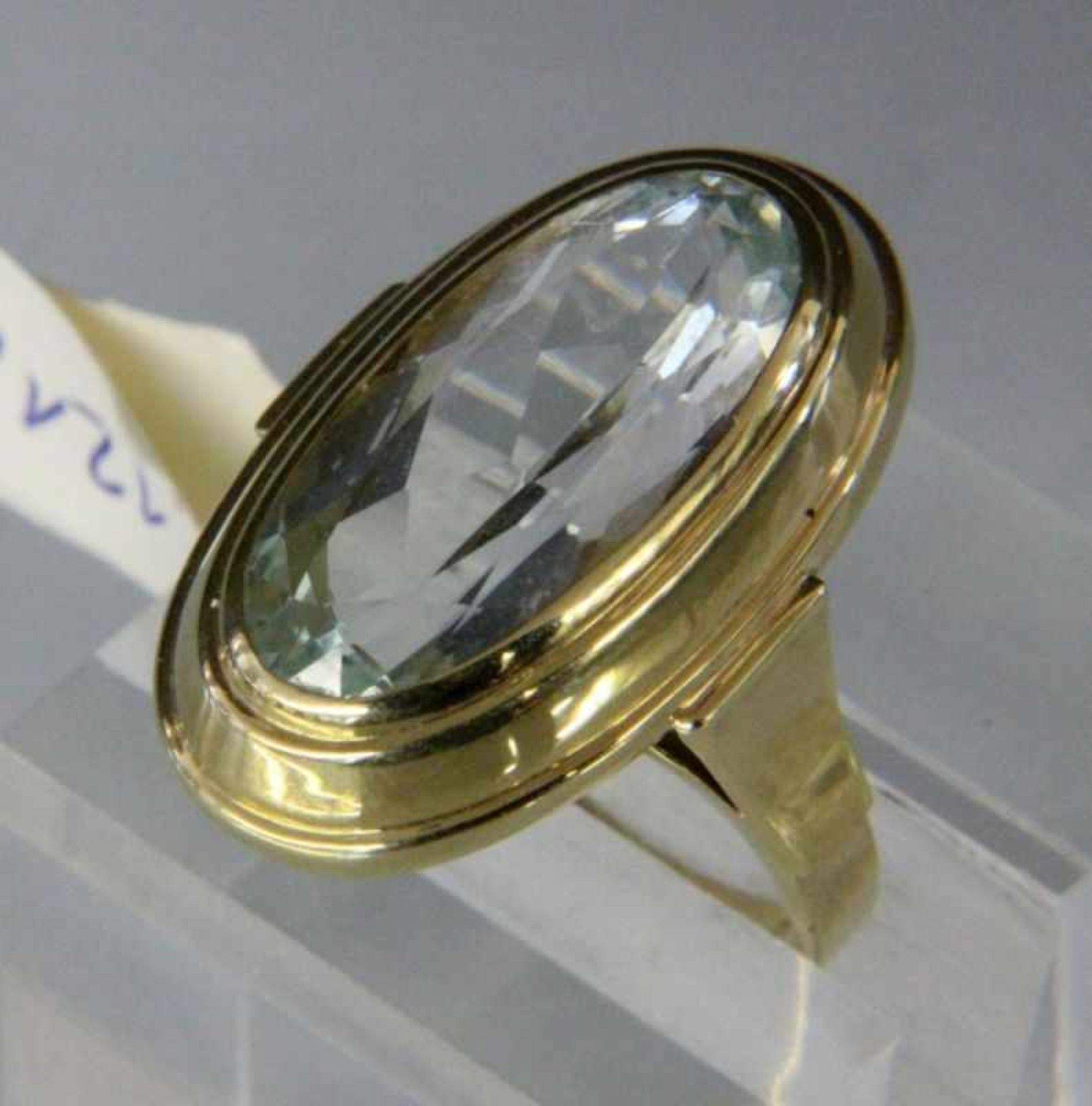 RING, 585/000 Gelbgold mit Aquamarin. Brutto ca. 6,2g A RING, 585/000 yellow gold set with