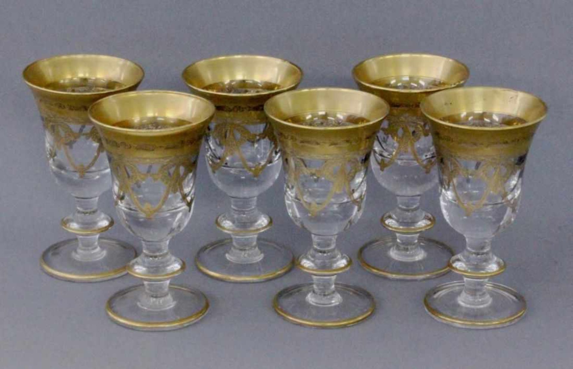 SATZ VON 6 WEINKELCHEN Farbloses Glas mit geschliffenem Dekor und Teilvergoldung. H.15cm A SET OF