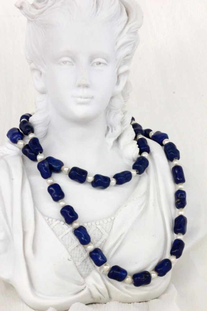 HALSKETTE MIT LAPISLAZULI Schließe vergoldet. L.60,5cm A NECKLACE SET WITH LAPIS LAZULI Gilt