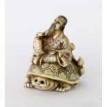 NETSUKE China / Japan Mann und Kind auf Schildkröte. Elfenbein. H.3cm A NETSUKE China / Japan Man