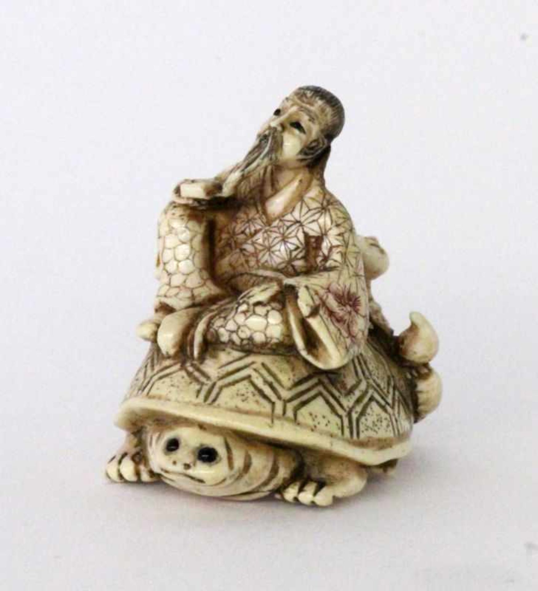 NETSUKE China / Japan Mann und Kind auf Schildkröte. Elfenbein. H.3cm A NETSUKE China / Japan Man