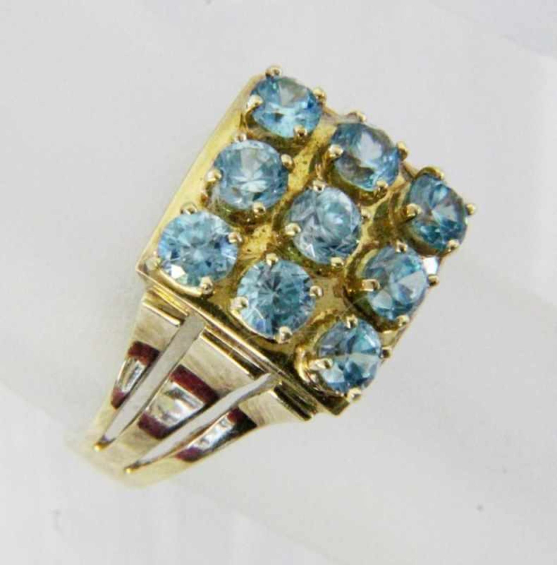 DAMENRING 585/000 Gelbgold mit 9 Zirkonen. Gr.56, brutto ca. 6,9g A LADIES RING 585/000 yellow