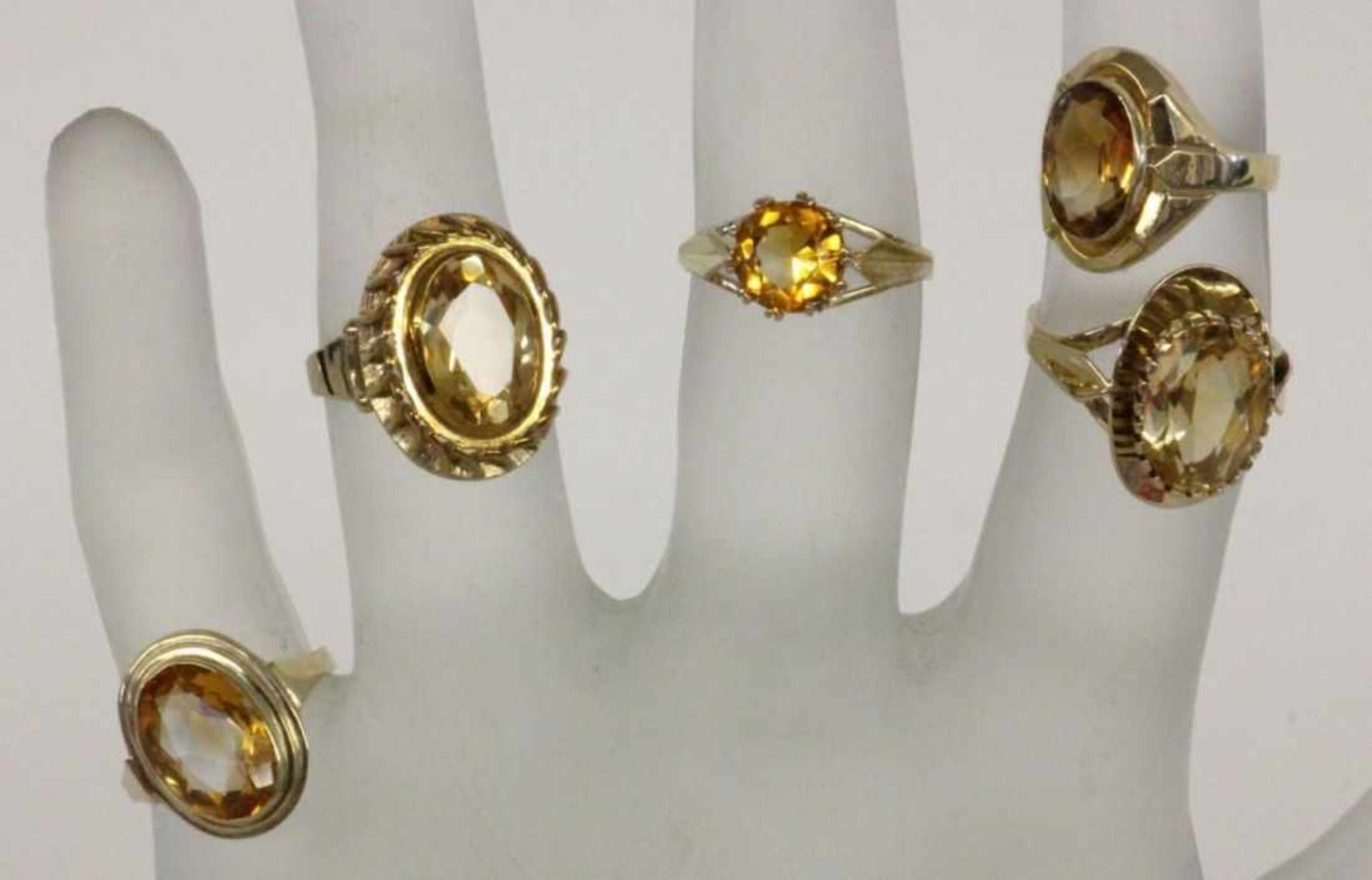 LOT VON 5 DAMENRINGEN 333/000 Gelbgold mit Citrinen. Brutto ca. 18g A LOT OF 5 LADIES RINGS 333/