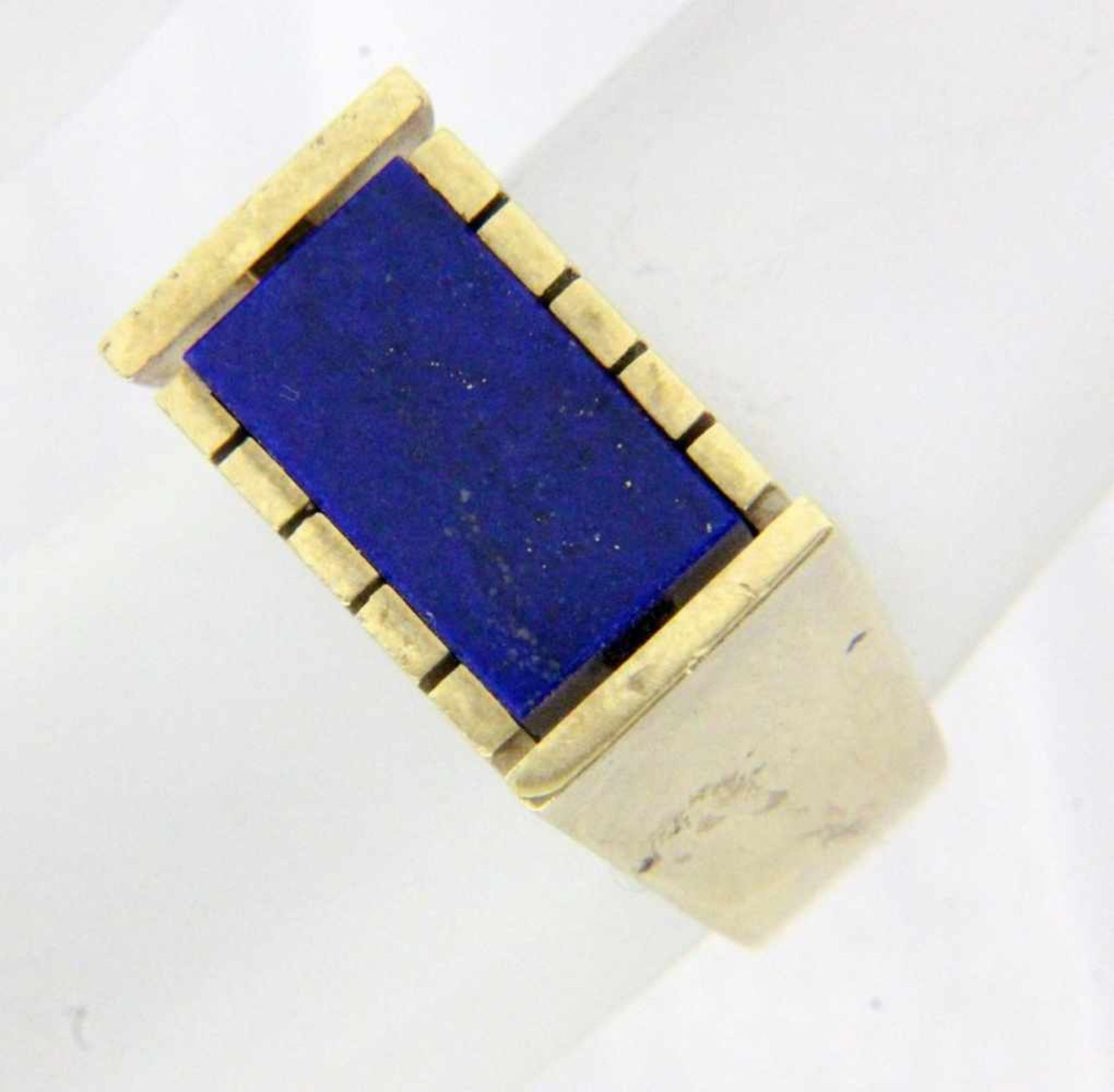 HERRENRING 585/000 Gelbgold mit Lapislazuli. Gr.60, brutto ca. 13,8g A MANS RING 585/000 yellow gold