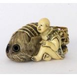 NETSUKE China / Japan Mann mit Kalb. Elfenbein. H.5cm A NETSUKE China / Japan Man with calf.