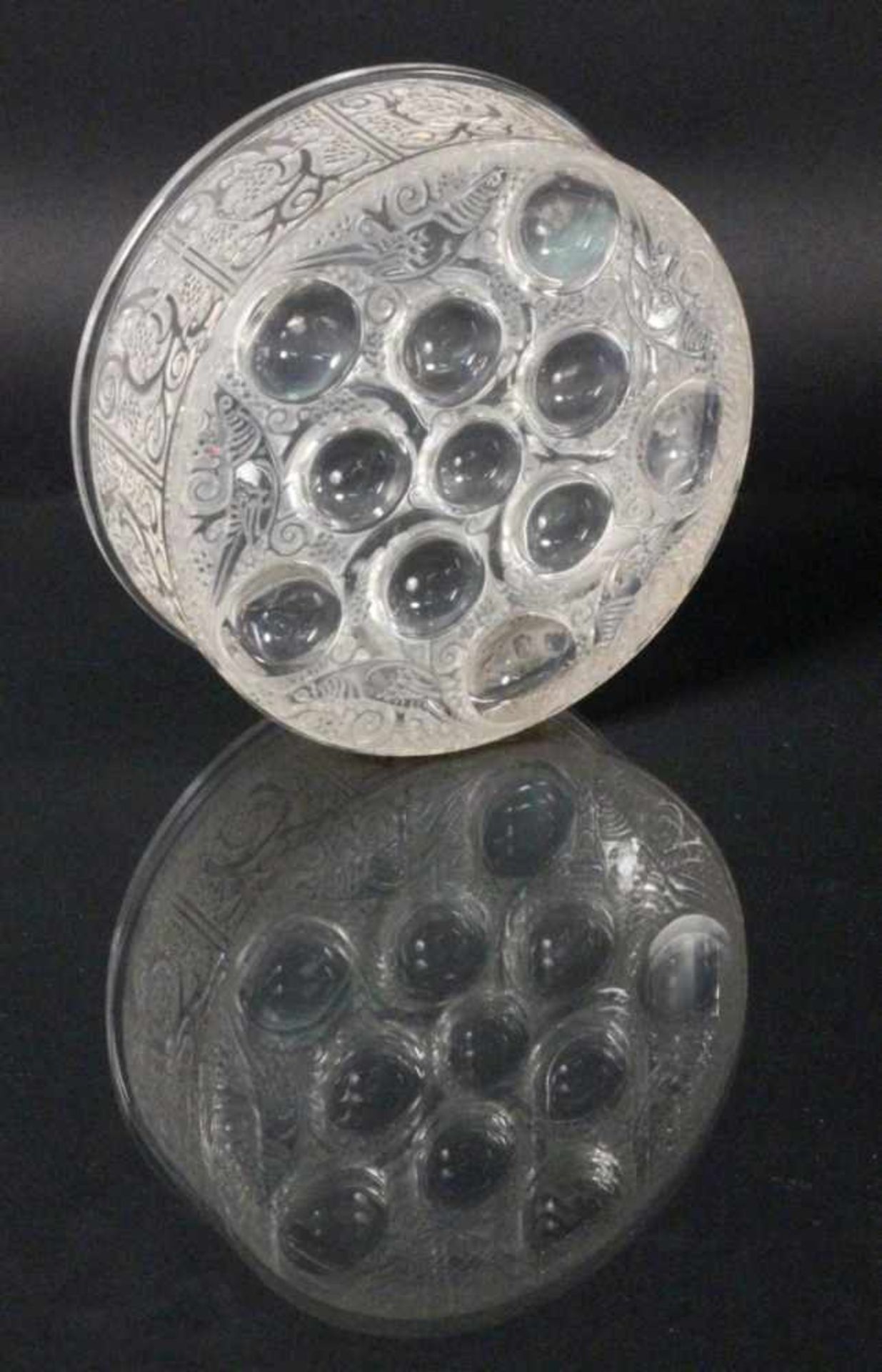 LALIQUE DECKELDOSE Farbloses Pressglas, teils mattiert. Deckel mit Vögeln und Weinreben im Relief - Bild 2 aus 3