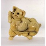 NETSUKE China / Japan 2 Ferkel. Elfenbein. L.4cm A NETSUKE China / Japan 2 piglets. Ivory. 4cm long