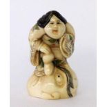 NETSUKE China / Japan Frau auf Maske. Elfenbein. H.5cm A NETSUKE China / Japan Woman on mask. Ivory.