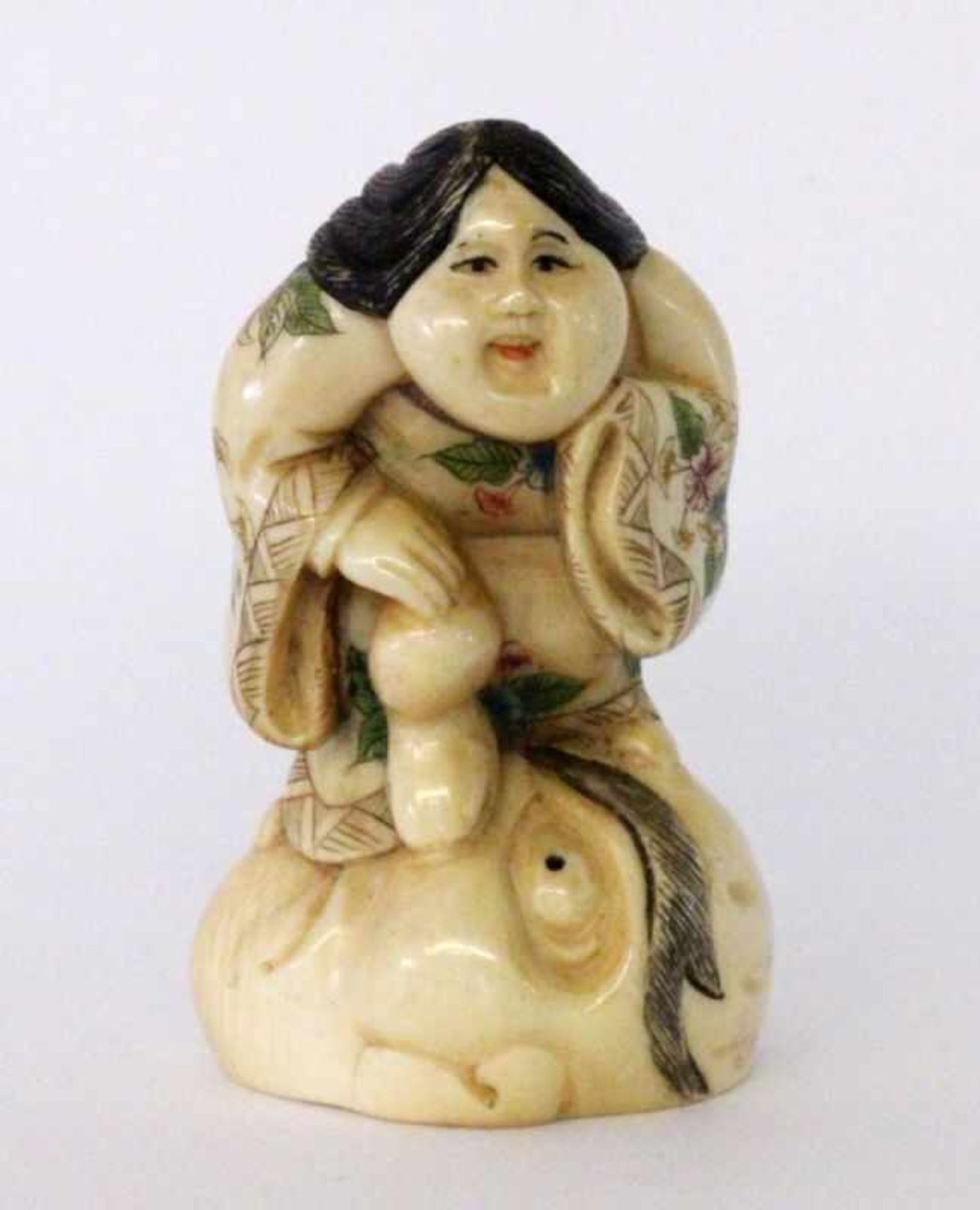 NETSUKE China / Japan Frau auf Maske. Elfenbein. H.5cm A NETSUKE China / Japan Woman on mask. Ivory.