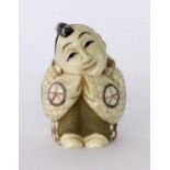 NETSUKE China / Japan Hockender Knabe. Elfenbein. H.4cm A NETSUKE China / Japan Sitting boy.