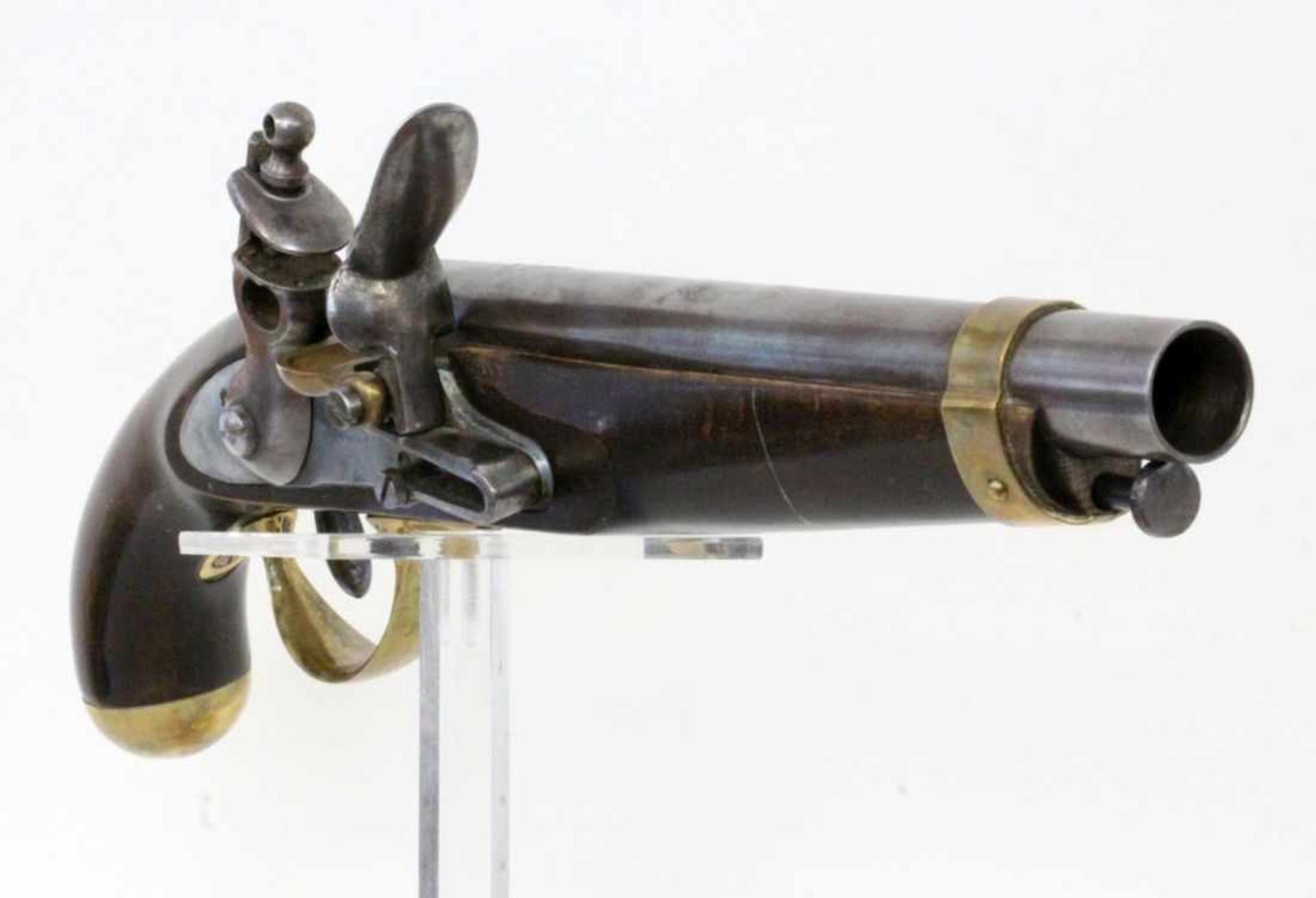 STEINSCHLOSSPISTOLE Holzschaft mit Messingbeschlägen. Runder Lauf, Ladestock. L.43cm A FLINTLOCK