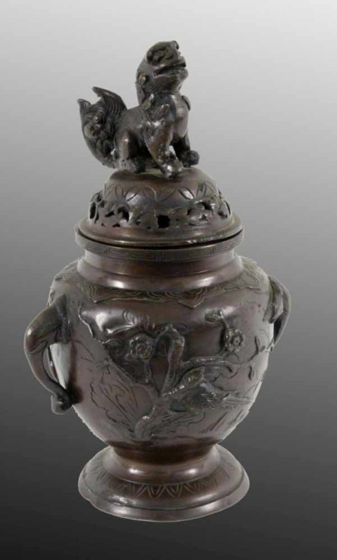 DUFTVASE China / Japan Patinierte Bronze mit Vogelrelief, Elefantenköpfen und Tempellöwe als