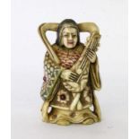 NETSUKE China / Japan Frau auf Saiteninstrument. Elfenbein. H.4,5cm A NETSUKE China / Japan Woman