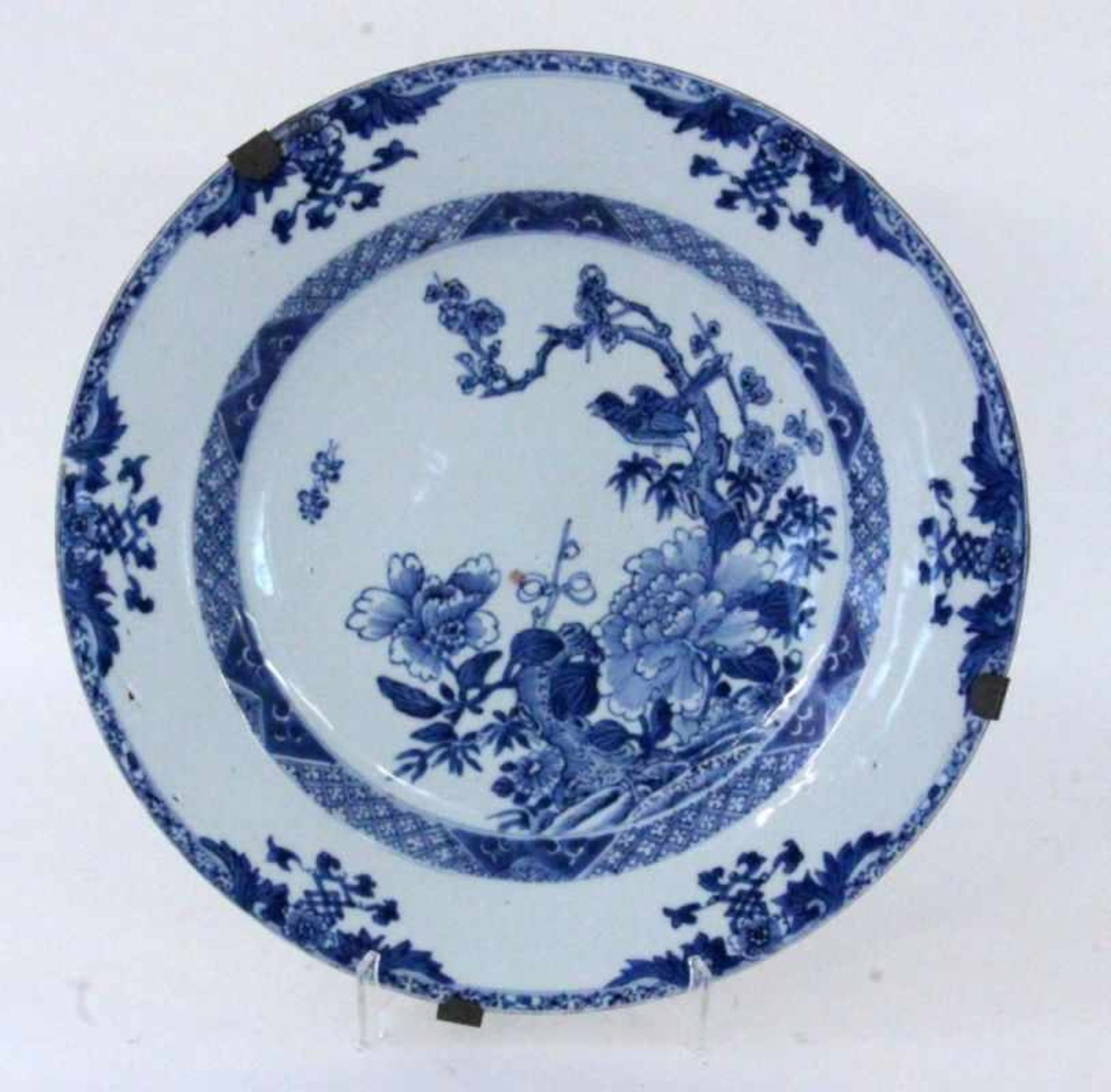 CHINESISCHER WANDTELLER um 1900 Mit Blaumalerei. D.32cm A CHINESE WALL PLATE ca. 1900 With blue