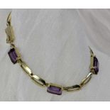 ARMBAND 585/000 Gelbgold mit Amethysten im Carréschliff. L.19cm, brutto ca. 14,5g A BRACELET 585/000