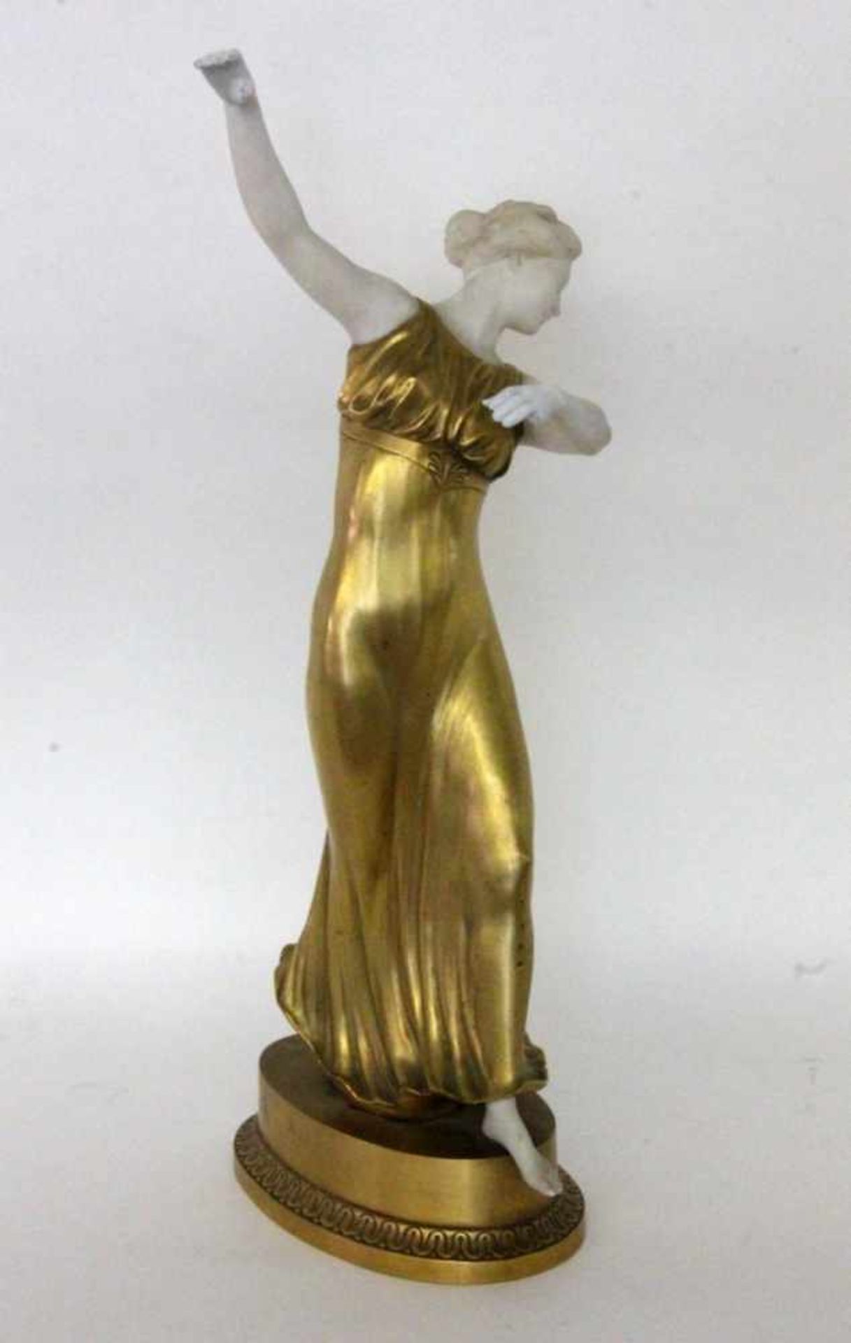 PFAEFFEL Deutscher Bildhauer um 1920 Tänzerin. Vergoldete Bronze mit Alabaster. Signiert. - Bild 2 aus 2