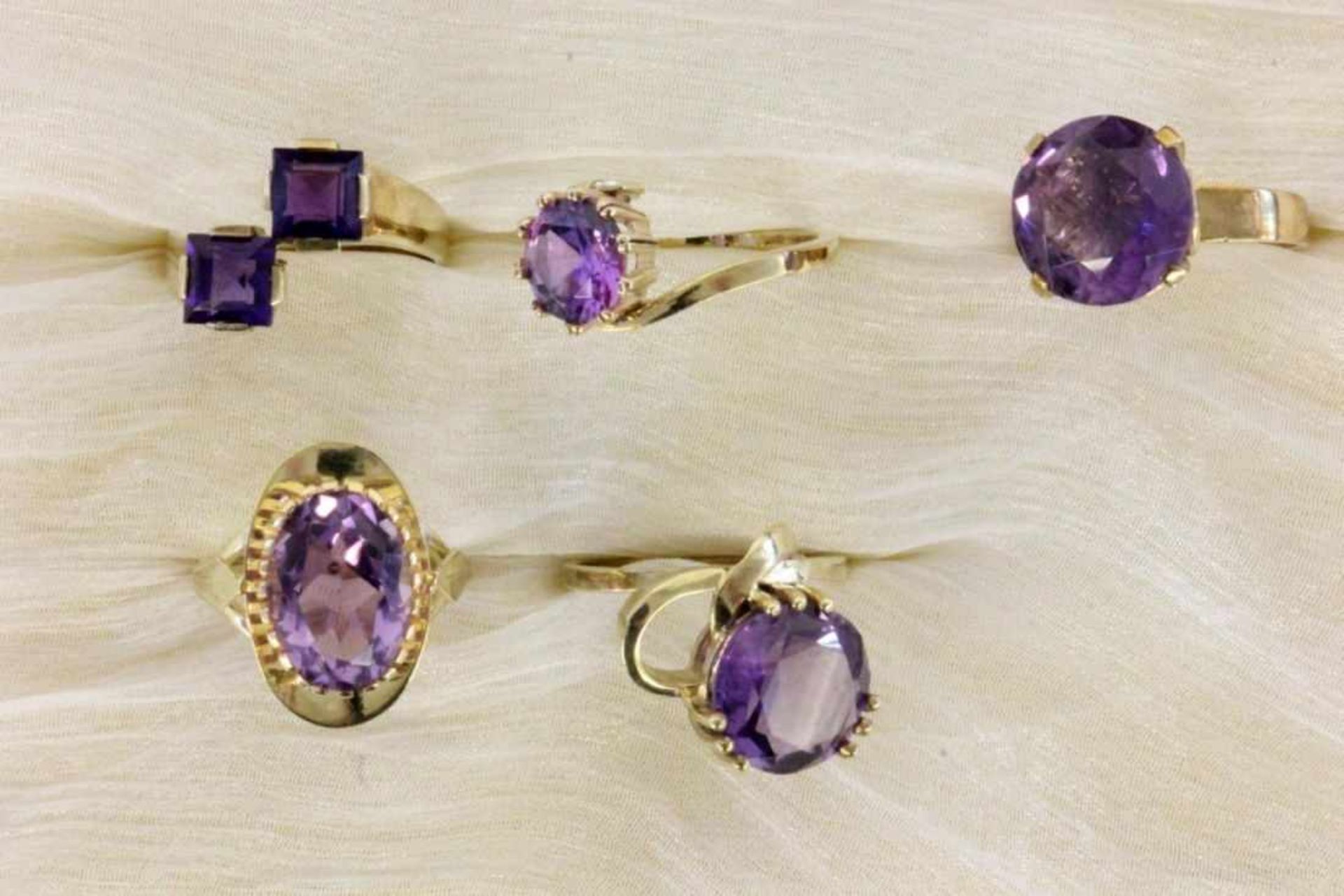 LOT VON 5 DAMENRINGEN 333/000 Gelbgold mit Amethysten. Brutto ca. 21g A LOT OF 5 LADIES RINGS 333/