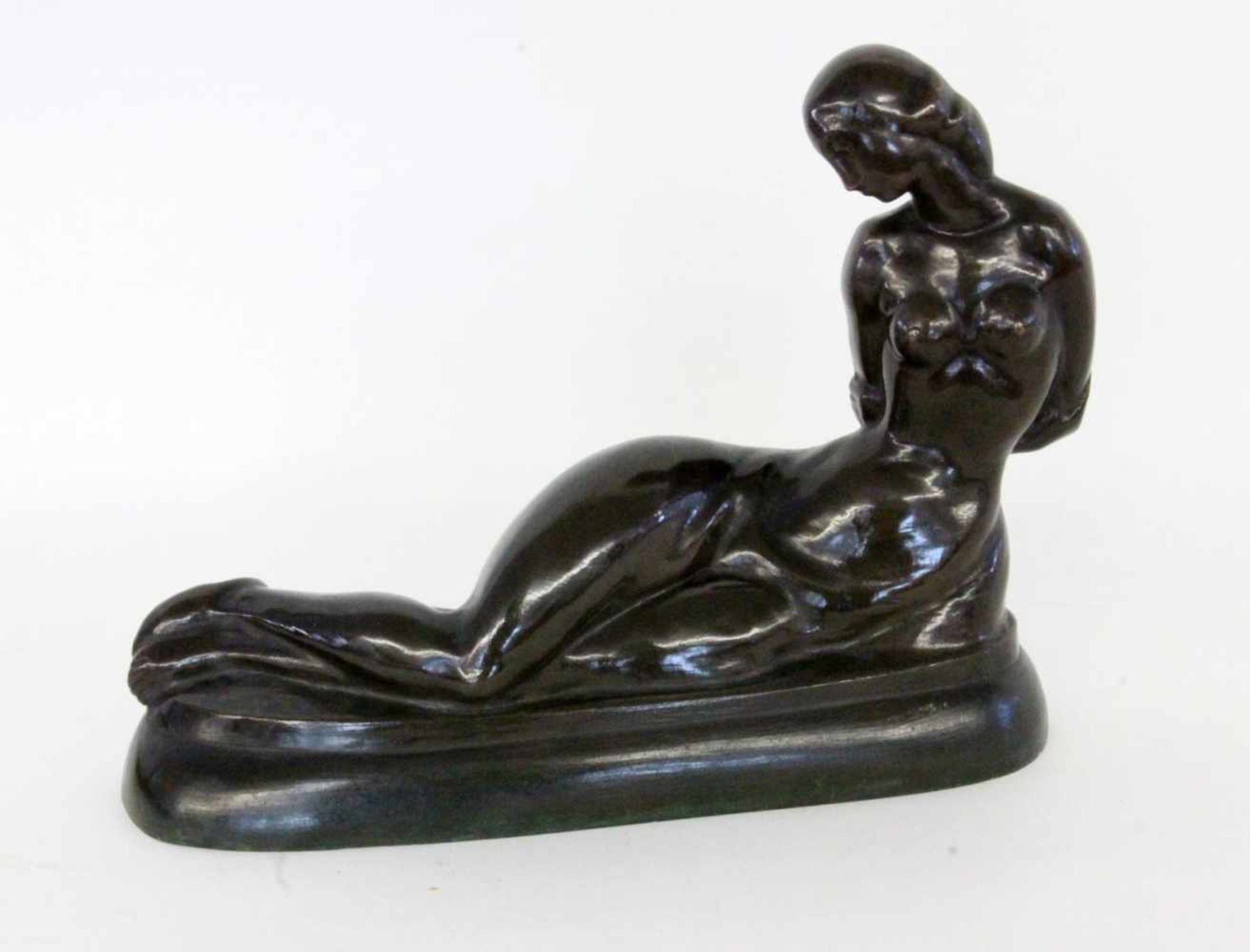 GEORG MAHR Frankfurt a.M. 1889 - 1967 Liegender weiblicher Akt. Patinierte Bronze, signiert. L.22,