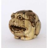 NETSUKE China / Japan Löwe. Elfenbein, braun patiniert. H.3cm A NETSUKE China / Japan Lion. Ivory,