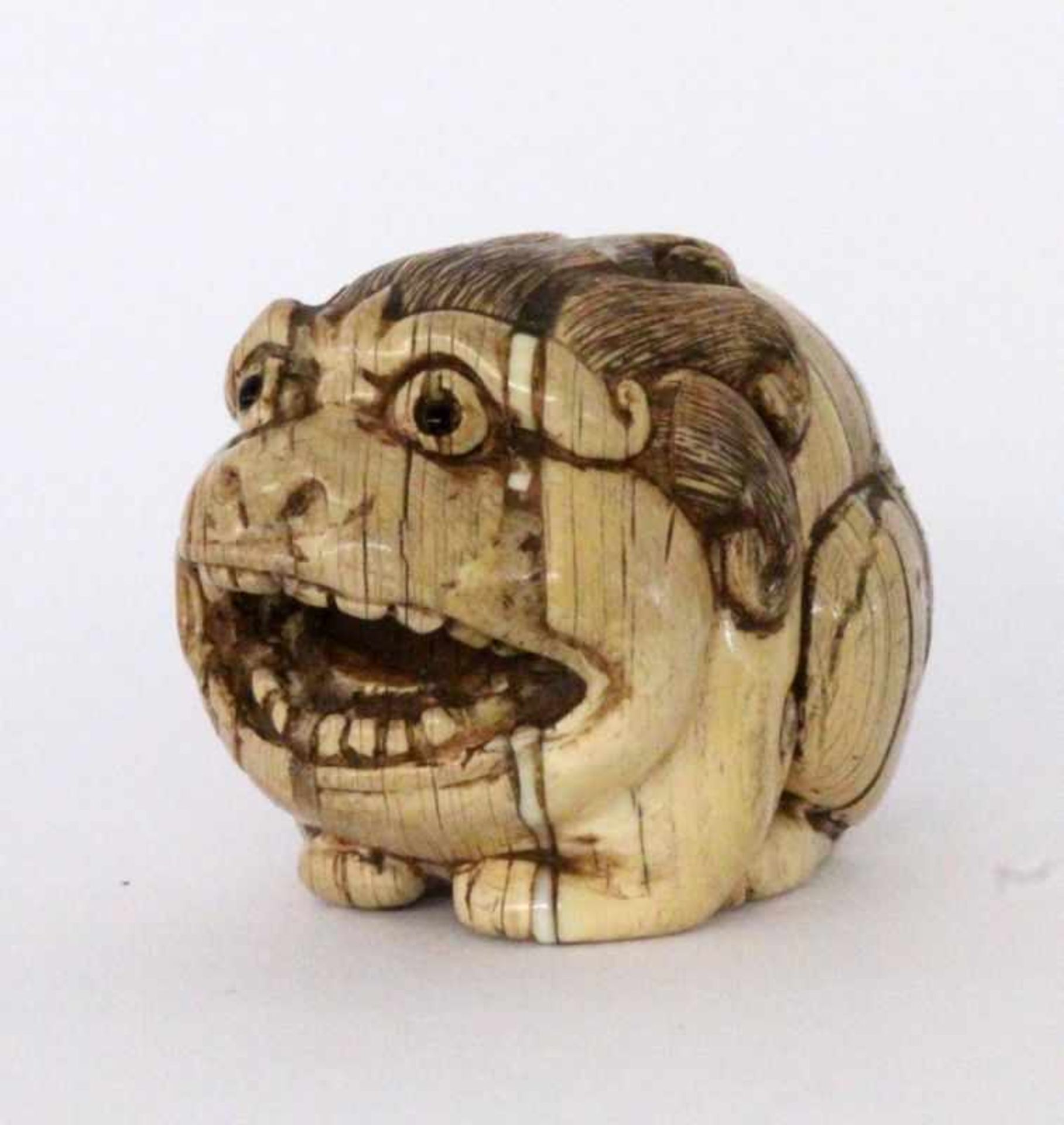 NETSUKE China / Japan Löwe. Elfenbein, braun patiniert. H.3cm A NETSUKE China / Japan Lion. Ivory,