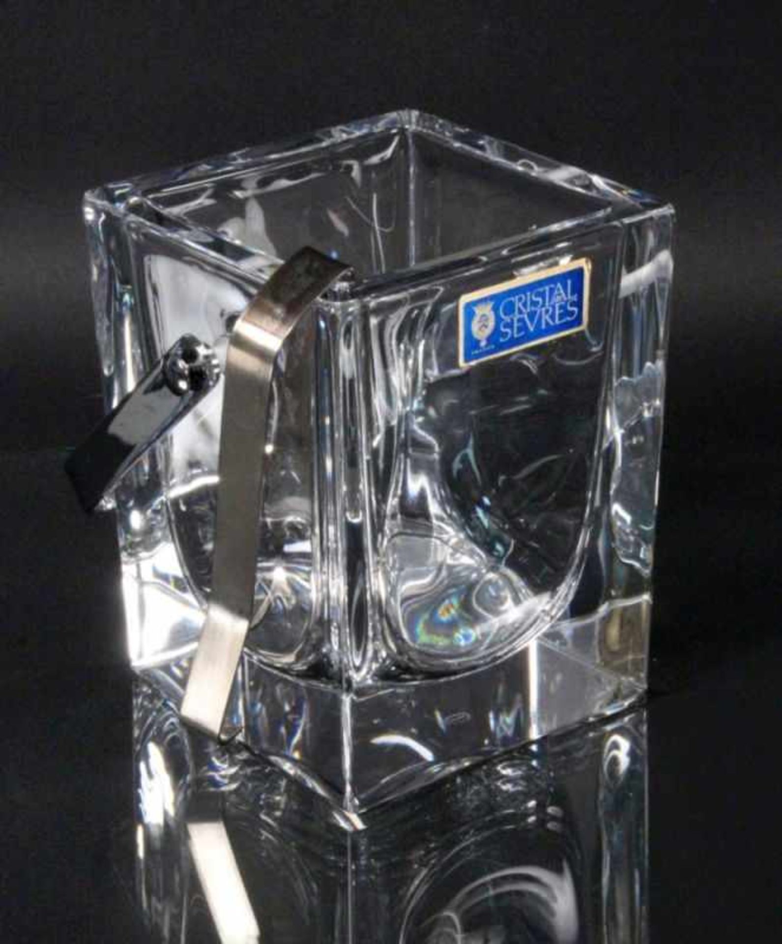 EISWÜRFELBEHÄLTER MIT ZANGE Cristal de Sèvres, France Dickwandiges farbloses Glas. Signiert und