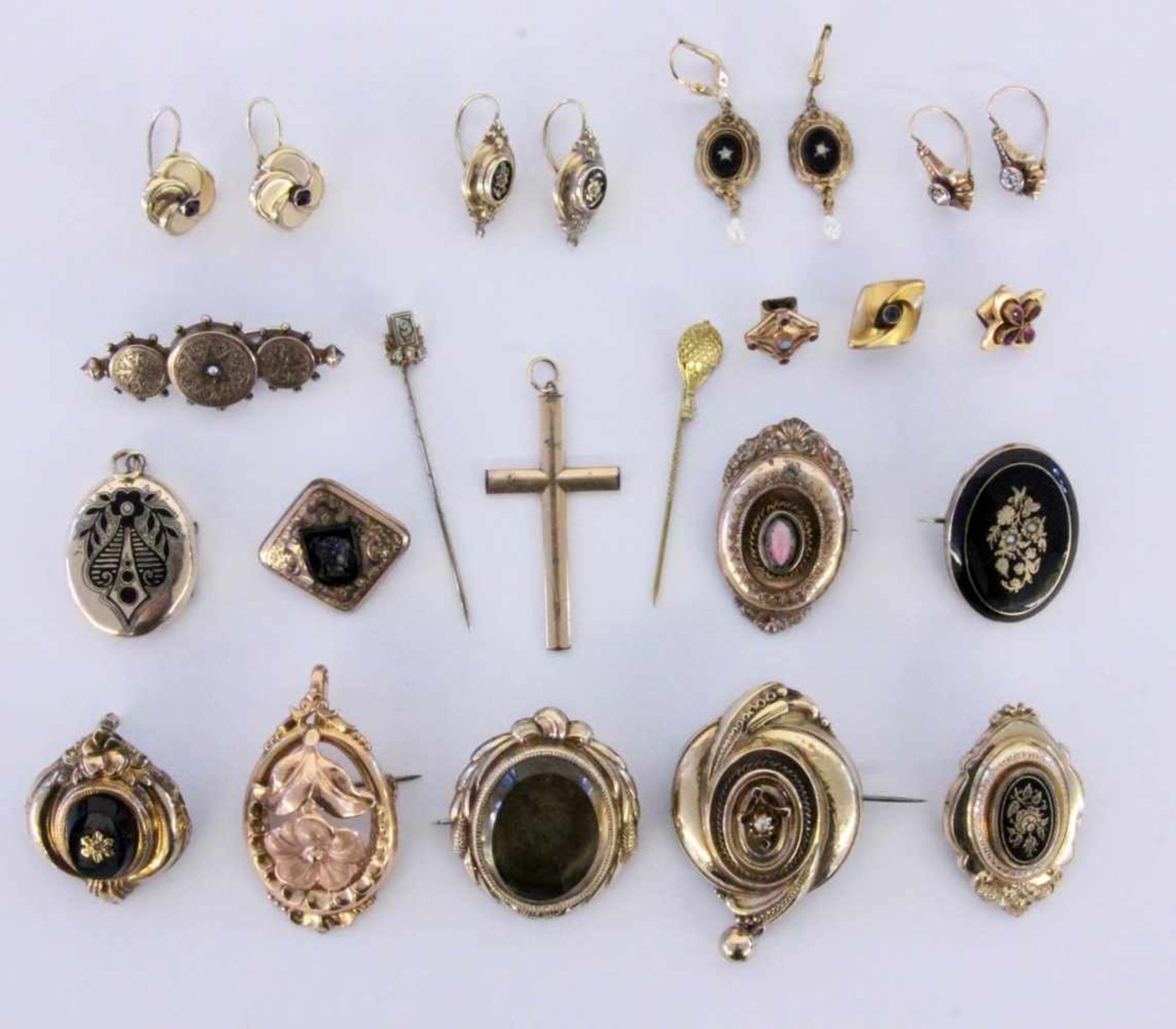 LOT VON 20 TEILEN ANTIKEM SCHMUCK Tombak, Schaumgold A LOT OF 20 ANTIQUE JEWELLERY ITEMS Tombak,