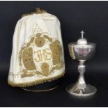 ZIBORIUM Deutsch, 20.Jh. Silber 835. Im Originalkasten, dazu reich besticktes Ziboriumvelum. Gest.