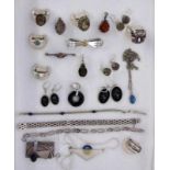 LOT VON 22 TEILEN SCHMUCK meist Silber mit Edelsteinen A LOT OF 22 JEWELLERY ITEMS Mostly silver