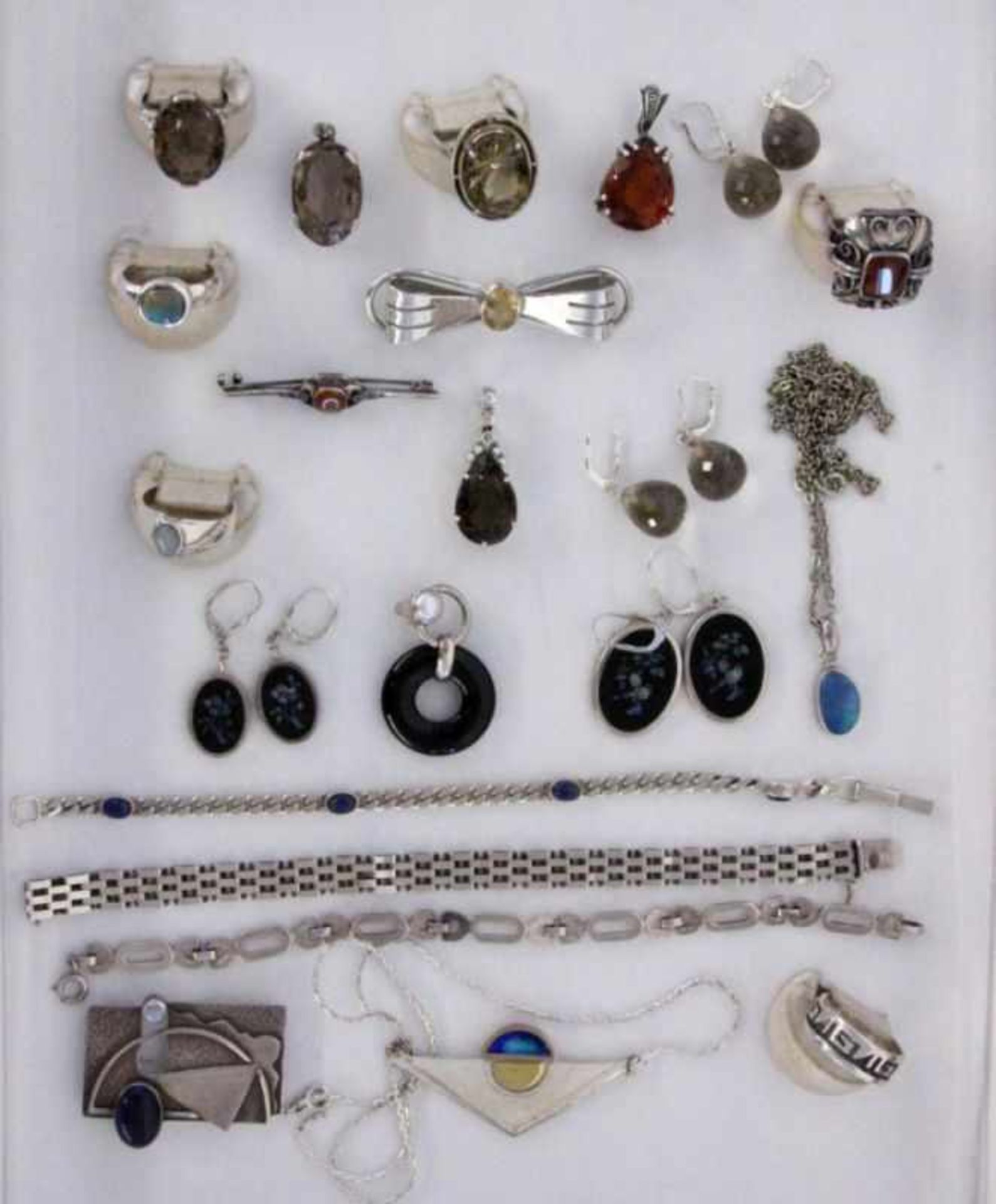 LOT VON 22 TEILEN SCHMUCK meist Silber mit Edelsteinen A LOT OF 22 JEWELLERY ITEMS Mostly silver