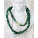 JADE HALSKETTE verlaufend. 6-9mm, Metallschließe. L. ca. 73cm A JADE NECKLACE 6-9mm, metal clasp.