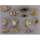 LOT VON 12 TEILEN BIEDERMEIERSCHMUCK Tombak, Schaumgold A LOT OF 12 BIEDERMEIER JEWELLERY ITEMS