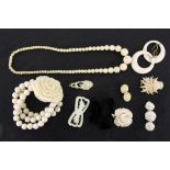 LOT VON 9 TEILEN SCHMUCK meist Bein. 1920er Jahre A LOT OF 9 JEWELLERY ITEMS. Mostly bone, c. 1920