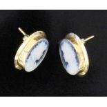 PAAR OHRSTECKER 585/000 Gelbgold mit blauen Achatkameen A PAIR OF STUD EARRINGS 585/000 yellow