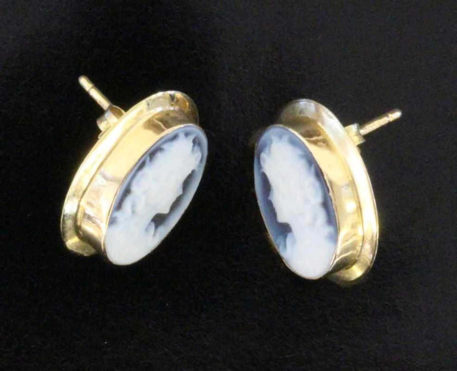 PAAR OHRSTECKER 585/000 Gelbgold mit blauen Achatkameen A PAIR OF STUD EARRINGS 585/000 yellow