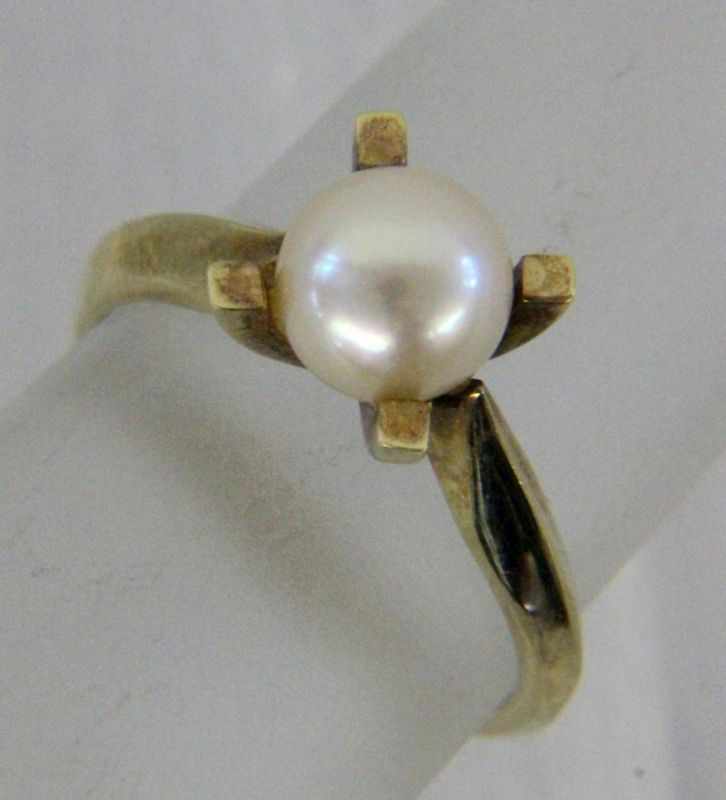 PERLENRING, 585/000 Gelbgold. Gr.54, brutto ca. 3,6g A PEARL RING 585/000 yellow gold. Size 54,